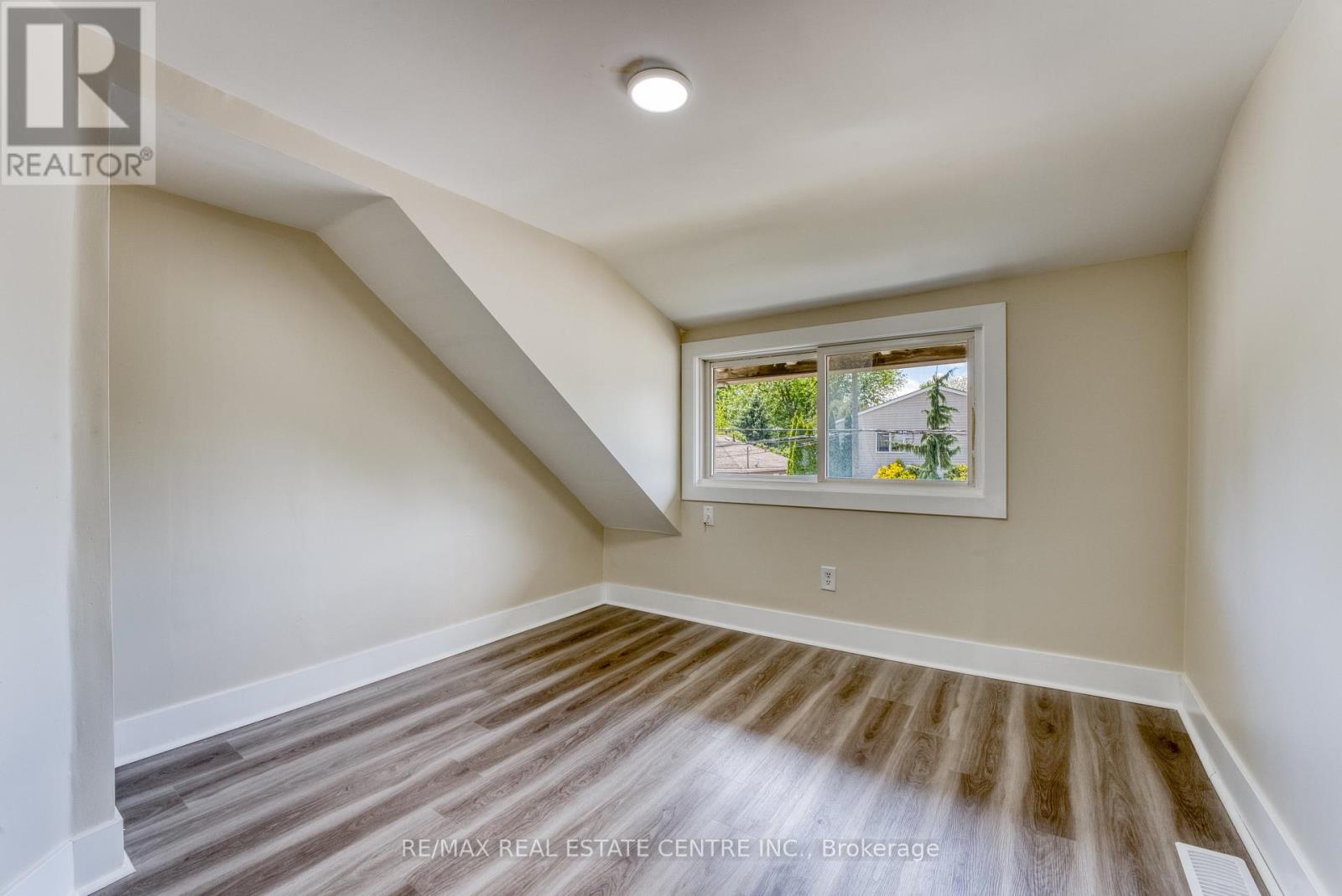 88 LORNE AVENUE - 18