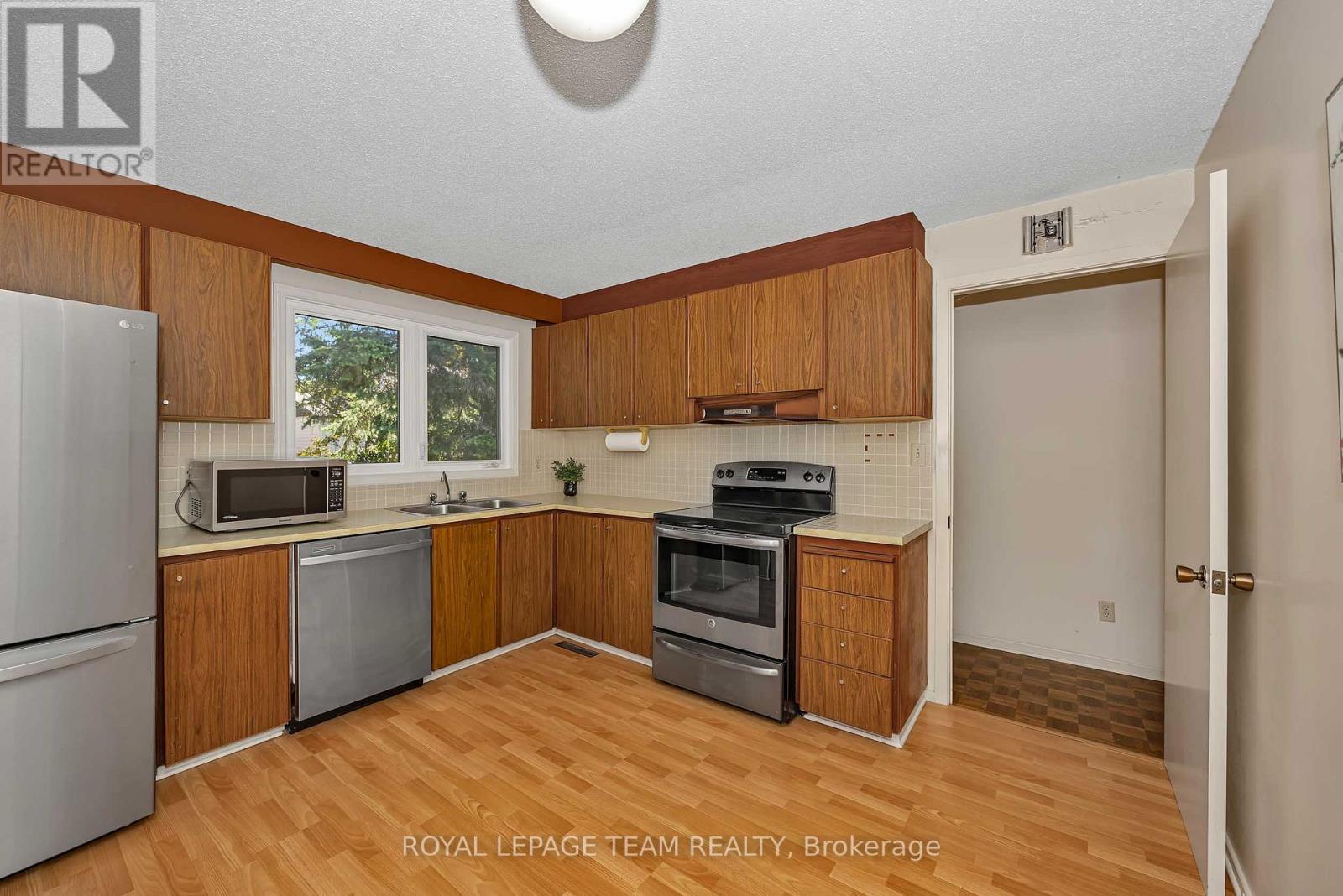 4 Bed, 2 Bath House for Sale in Ottawa – 38 ELMBANK CRESCENT, Ottawa – MLS# X13440126 - Image 12