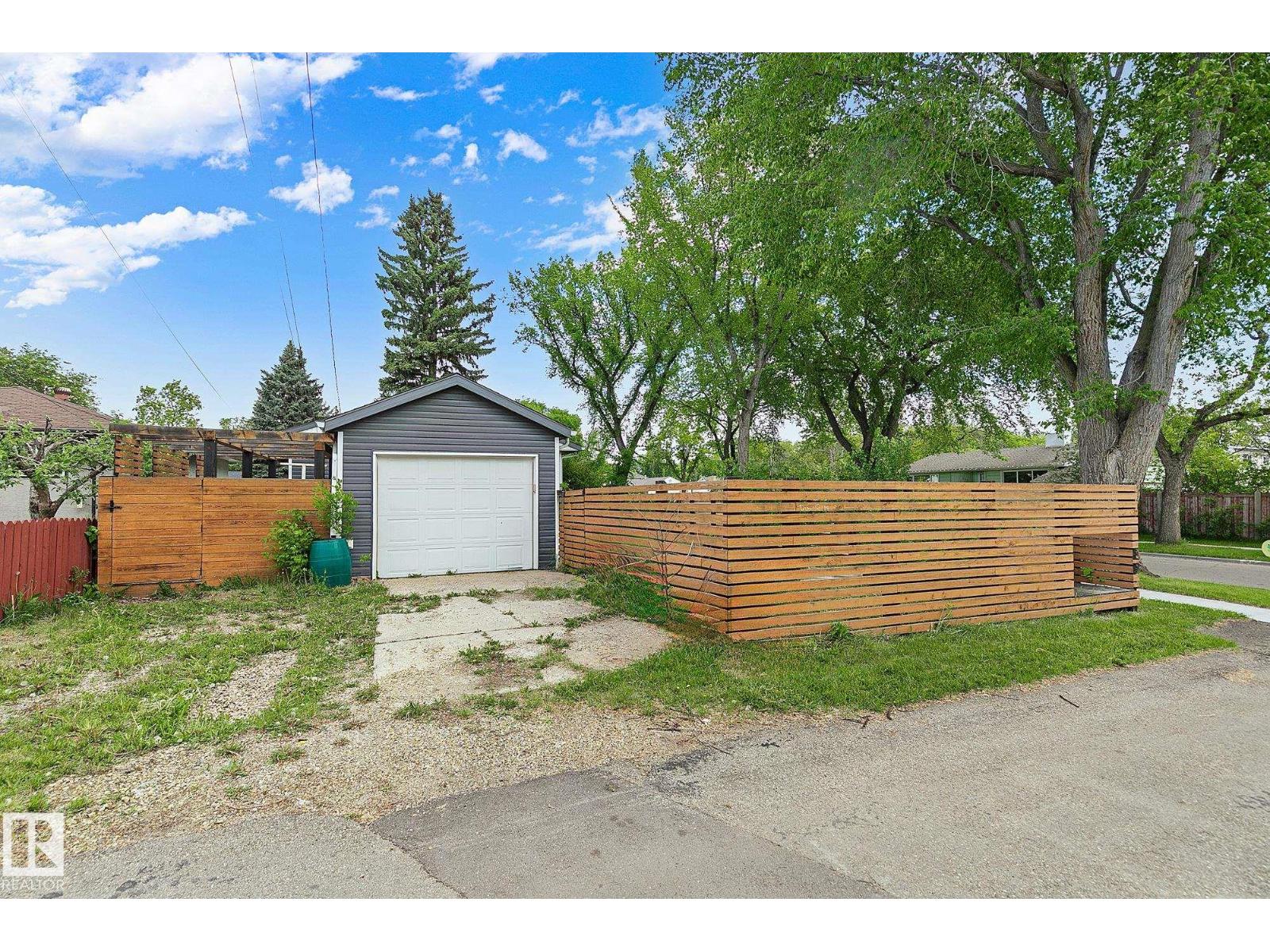 11334 52 ST NW - 39