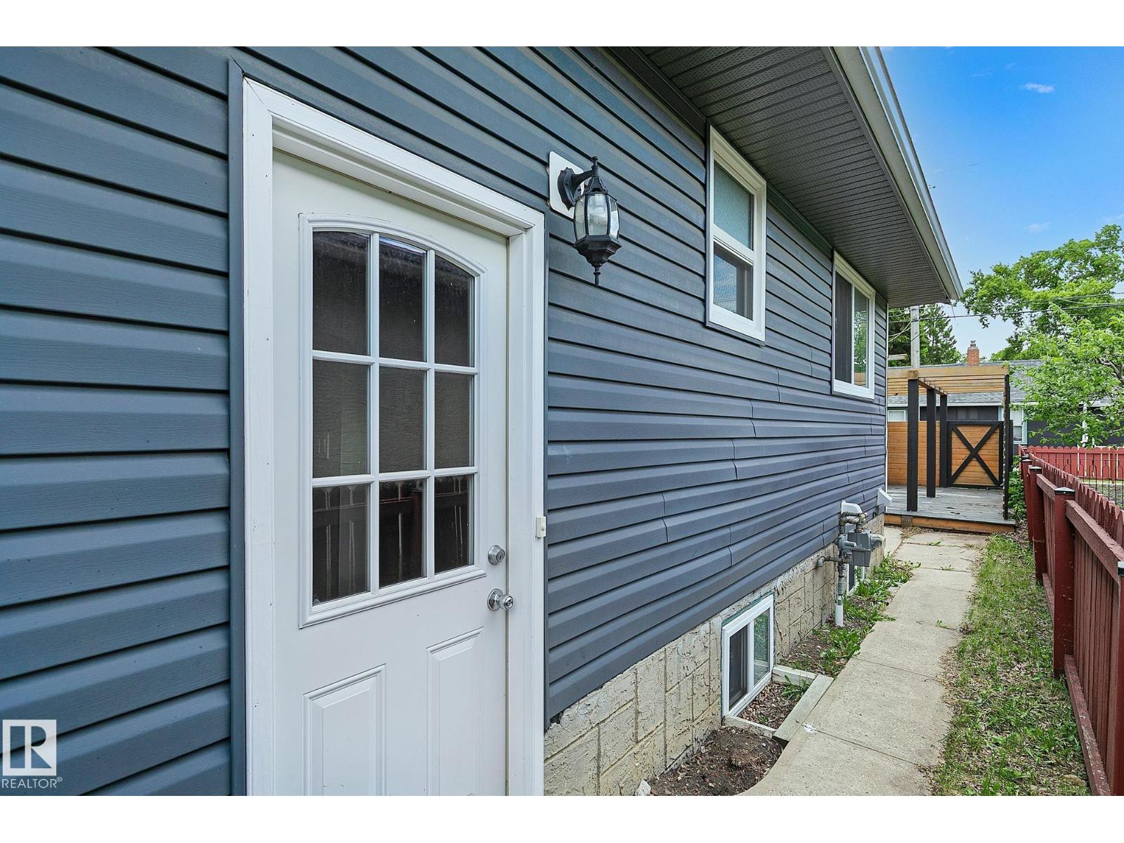 11334 52 ST NW - 43