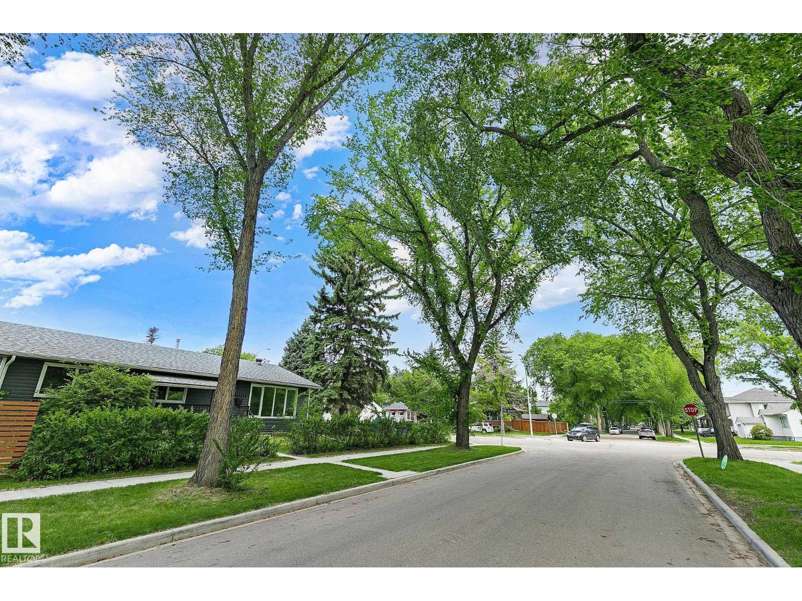 11334 52 ST NW - 45