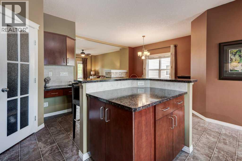 Centre island with raised breakfast bar