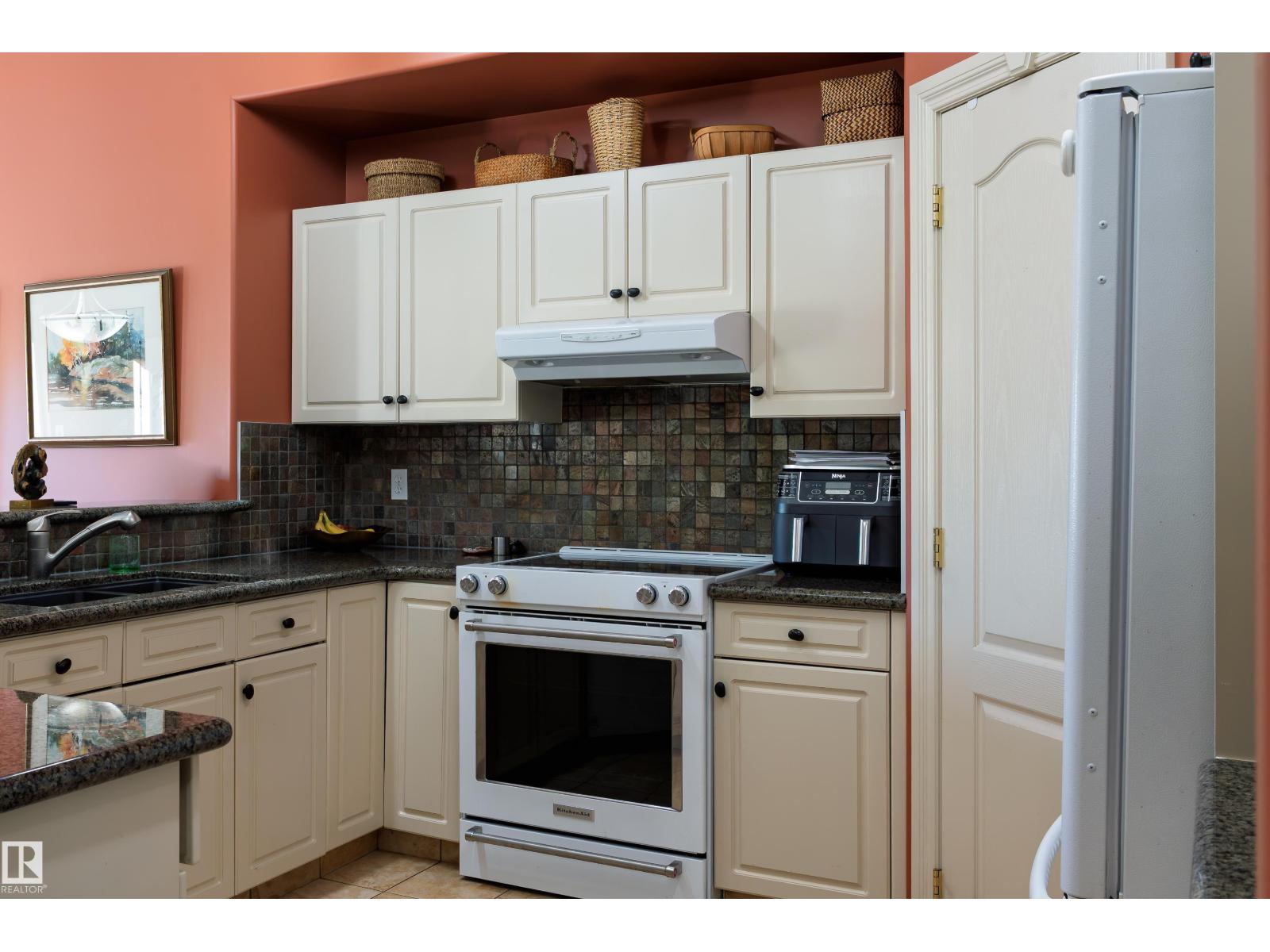 11686 15 AV NW - 10