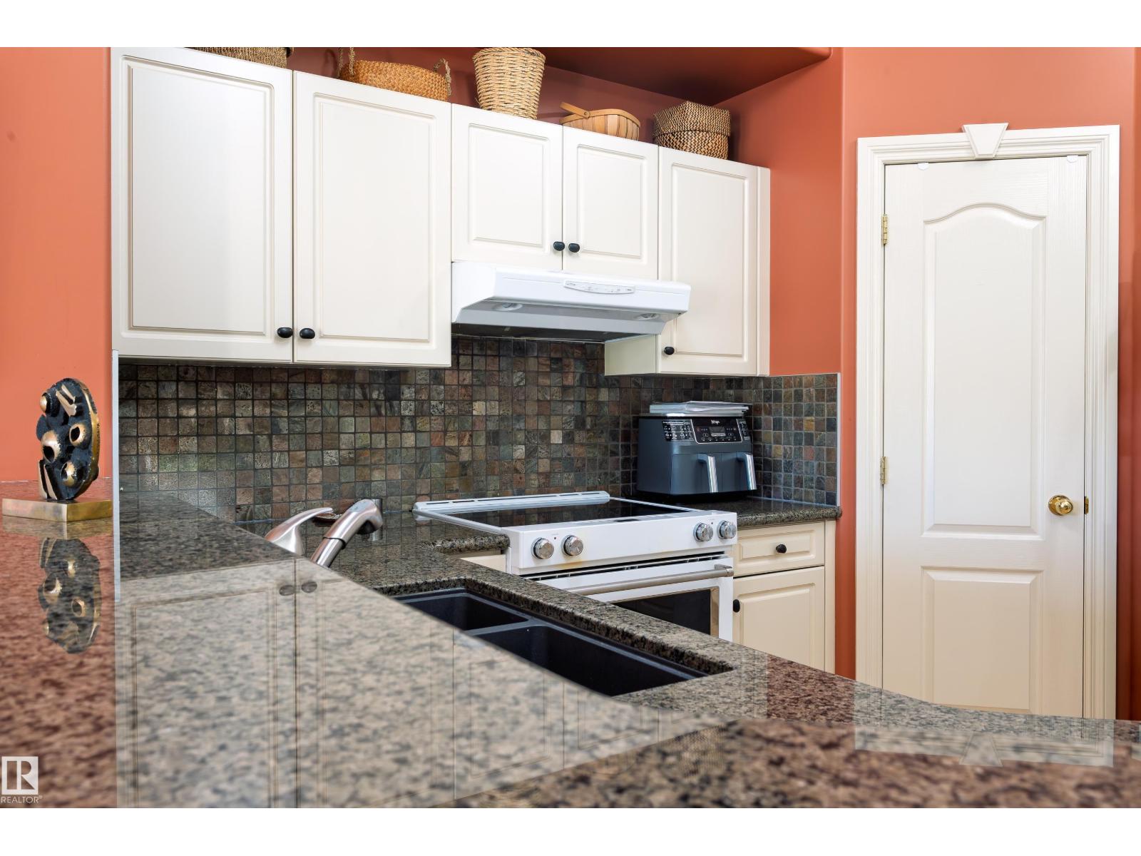 11686 15 AV NW - 11