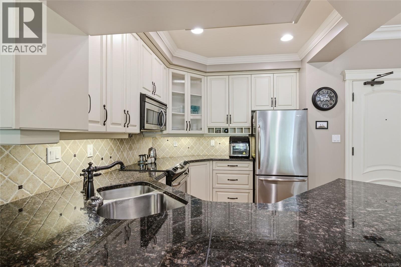 #105 292 Crescent Rd E - 10