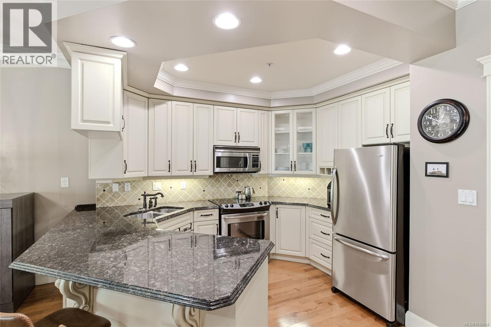 #105 292 Crescent Rd E - 11