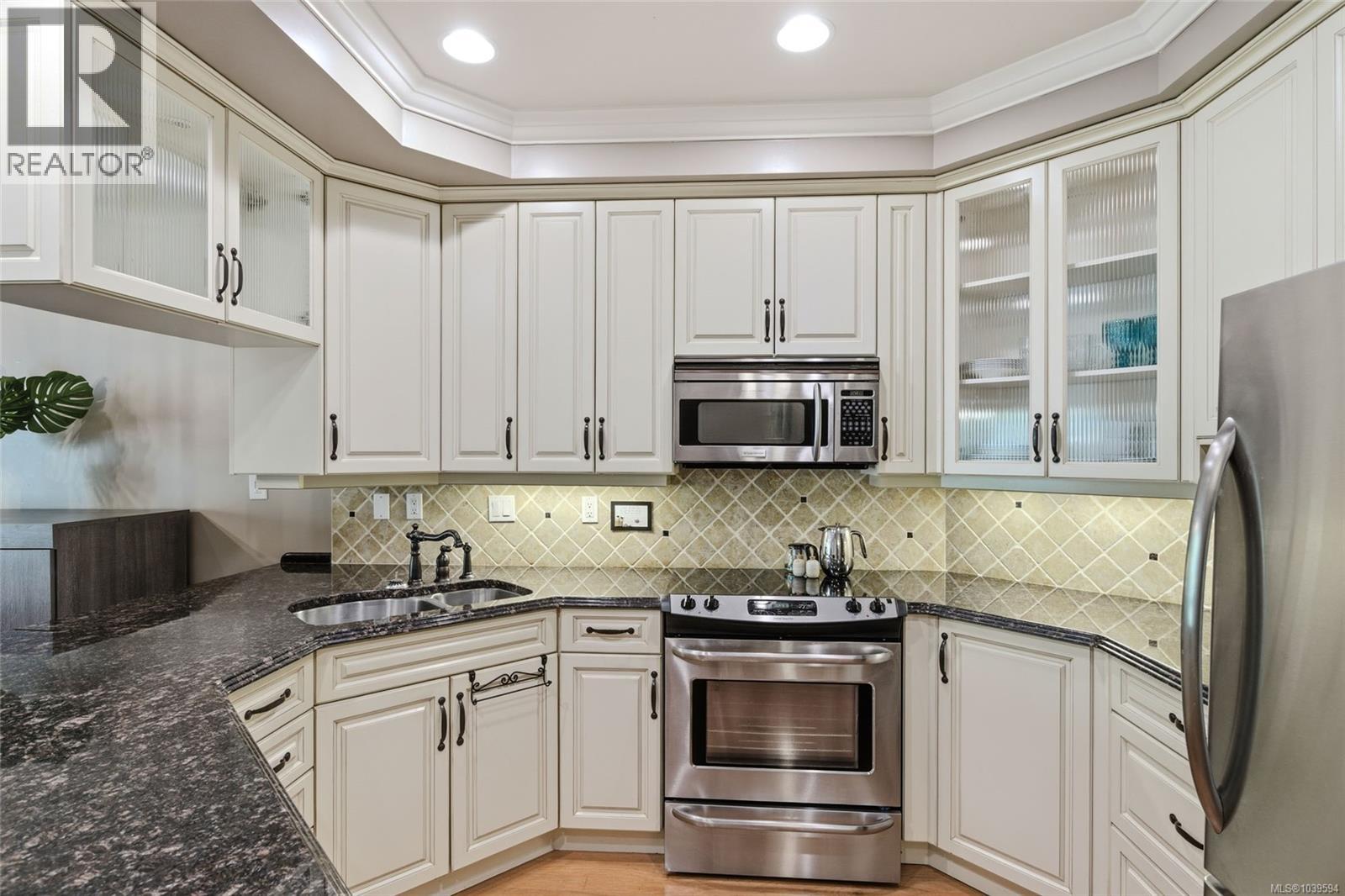 #105 292 Crescent Rd E - 12