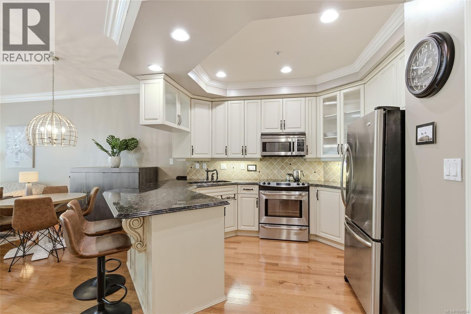 #105 292 Crescent Rd E - 2