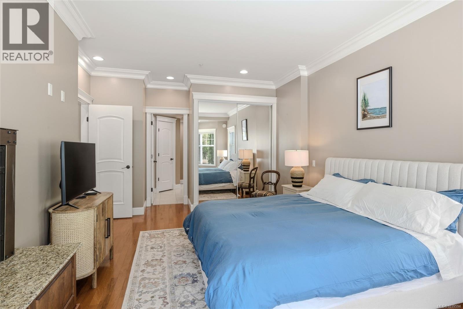 #105 292 Crescent Rd E - 23
