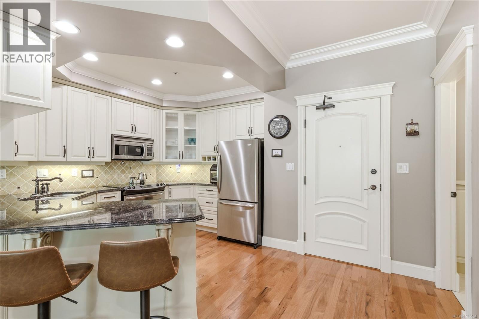 #105 292 Crescent Rd E - 8