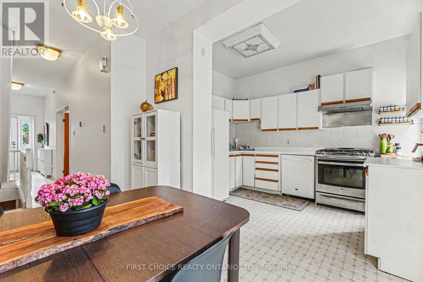 3 Bed, 1 Bath House for Sale in Ottawa – 267 BOOTH STREET, Ottawa – MLS# X13440254 - Image 13