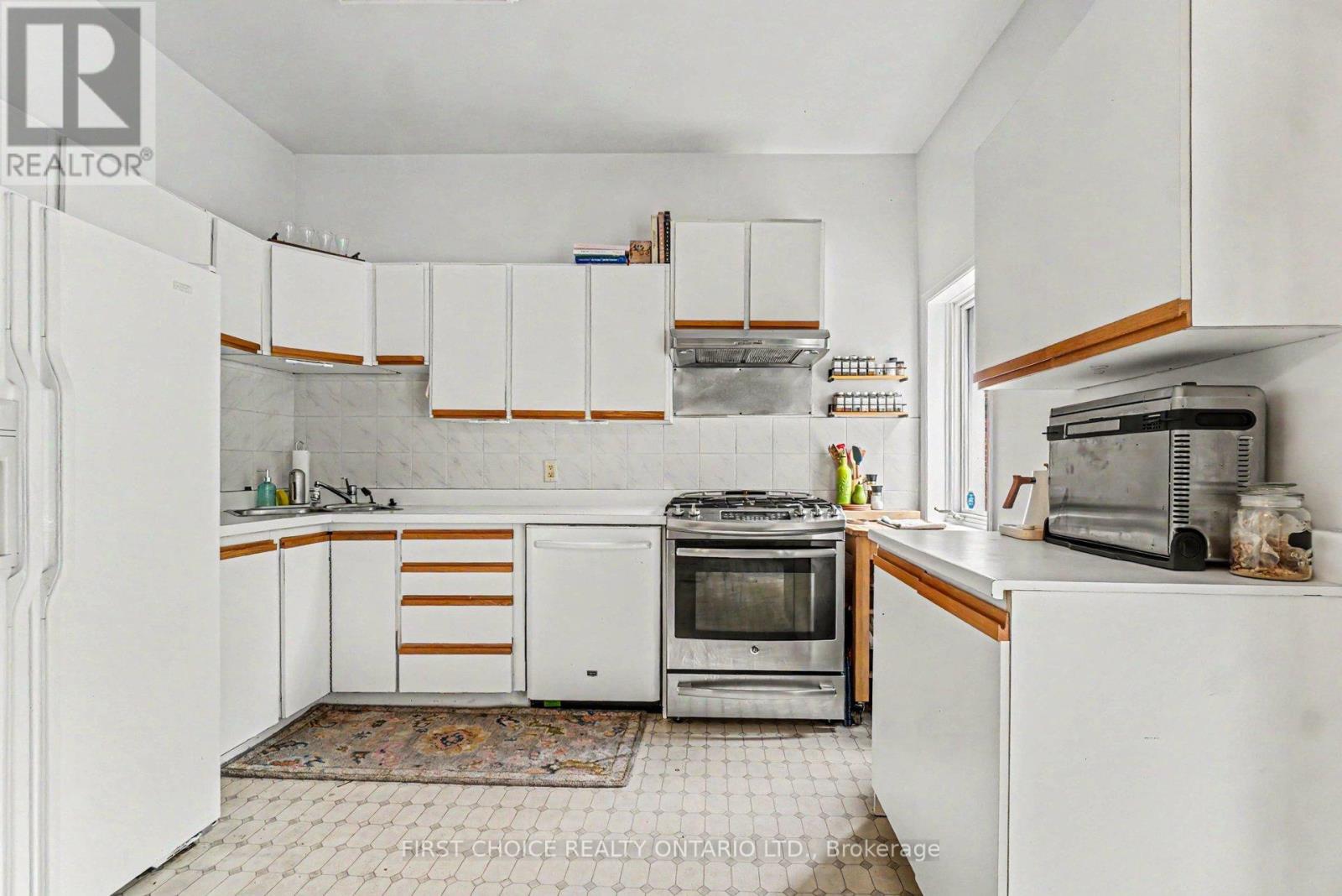 3 Bed, 1 Bath House for Sale in Ottawa – 267 BOOTH STREET, Ottawa – MLS# X13440254 - Image 14