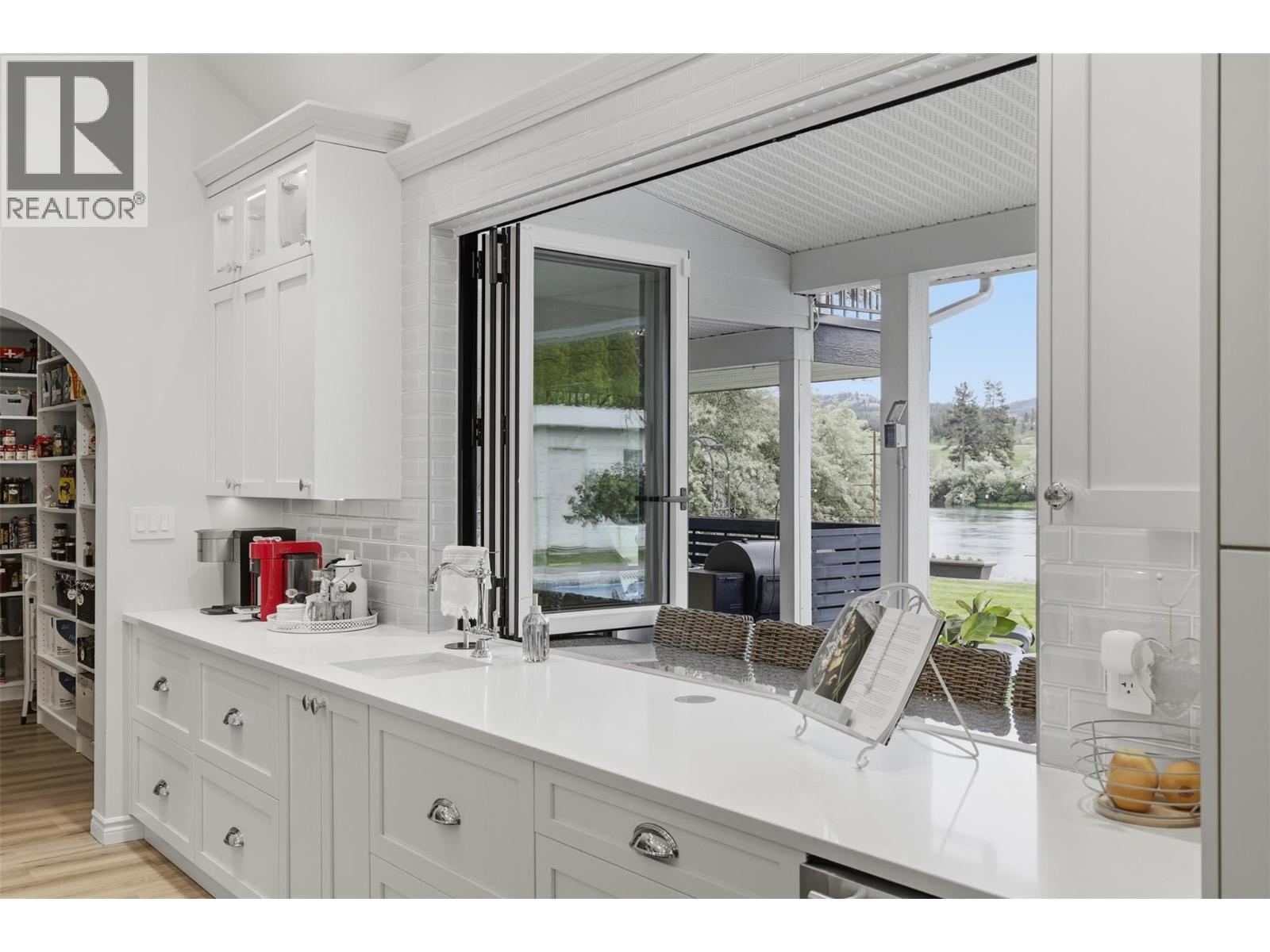 3724 Shuswap Road - 15