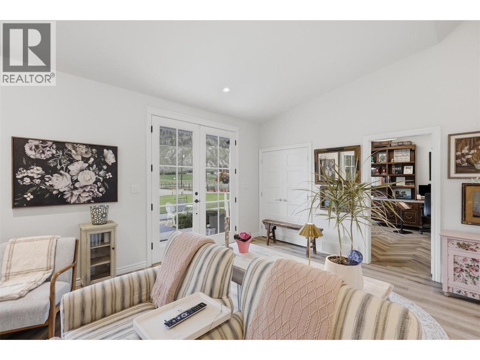 3724 Shuswap Road - 9
