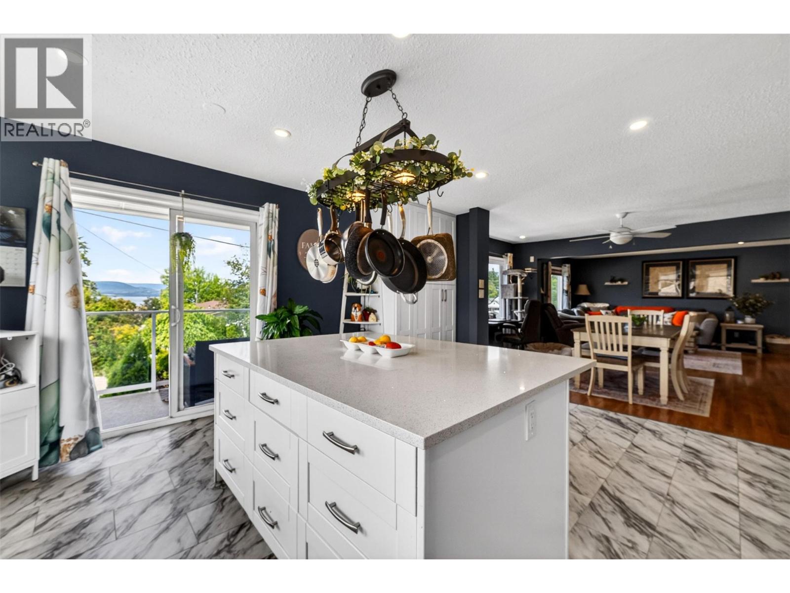 1050 8 Avenue NE - 12