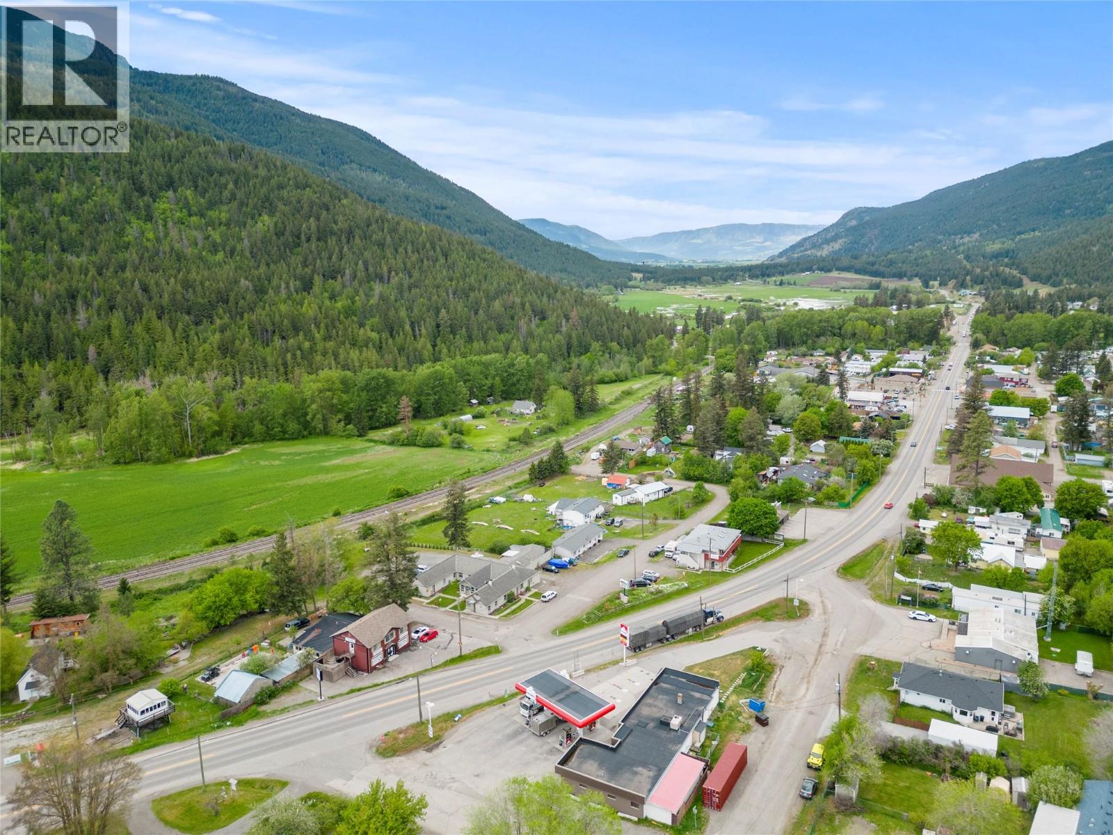 5661 97 Highway, Falkland