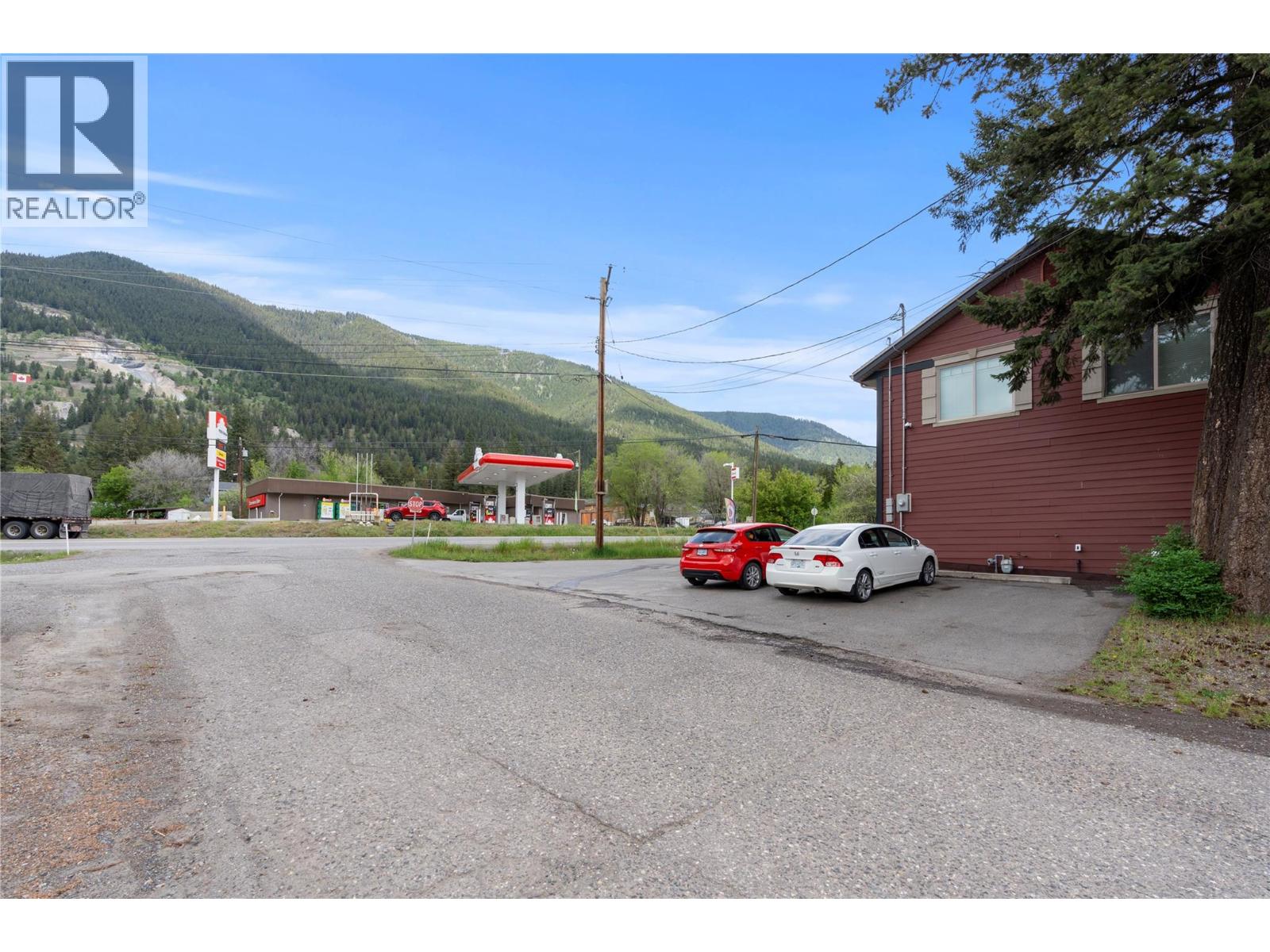 5661 97 Highway, Falkland