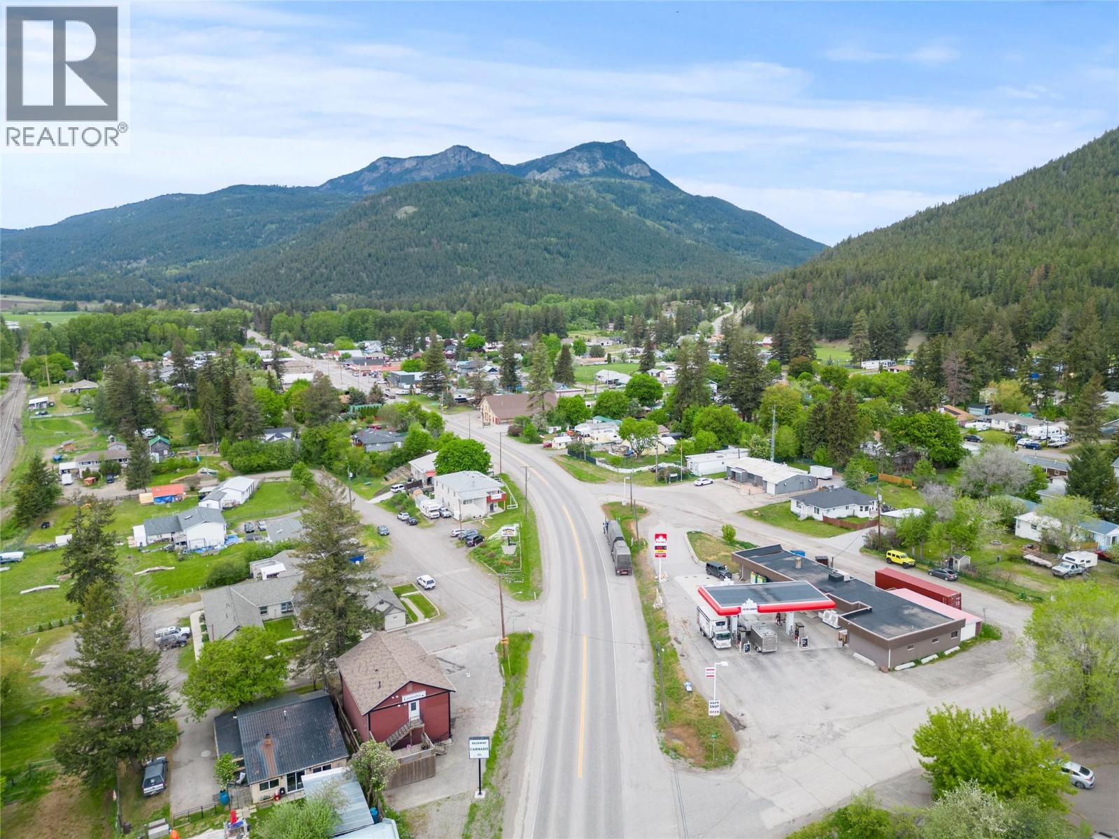 5661 97 Highway, Falkland