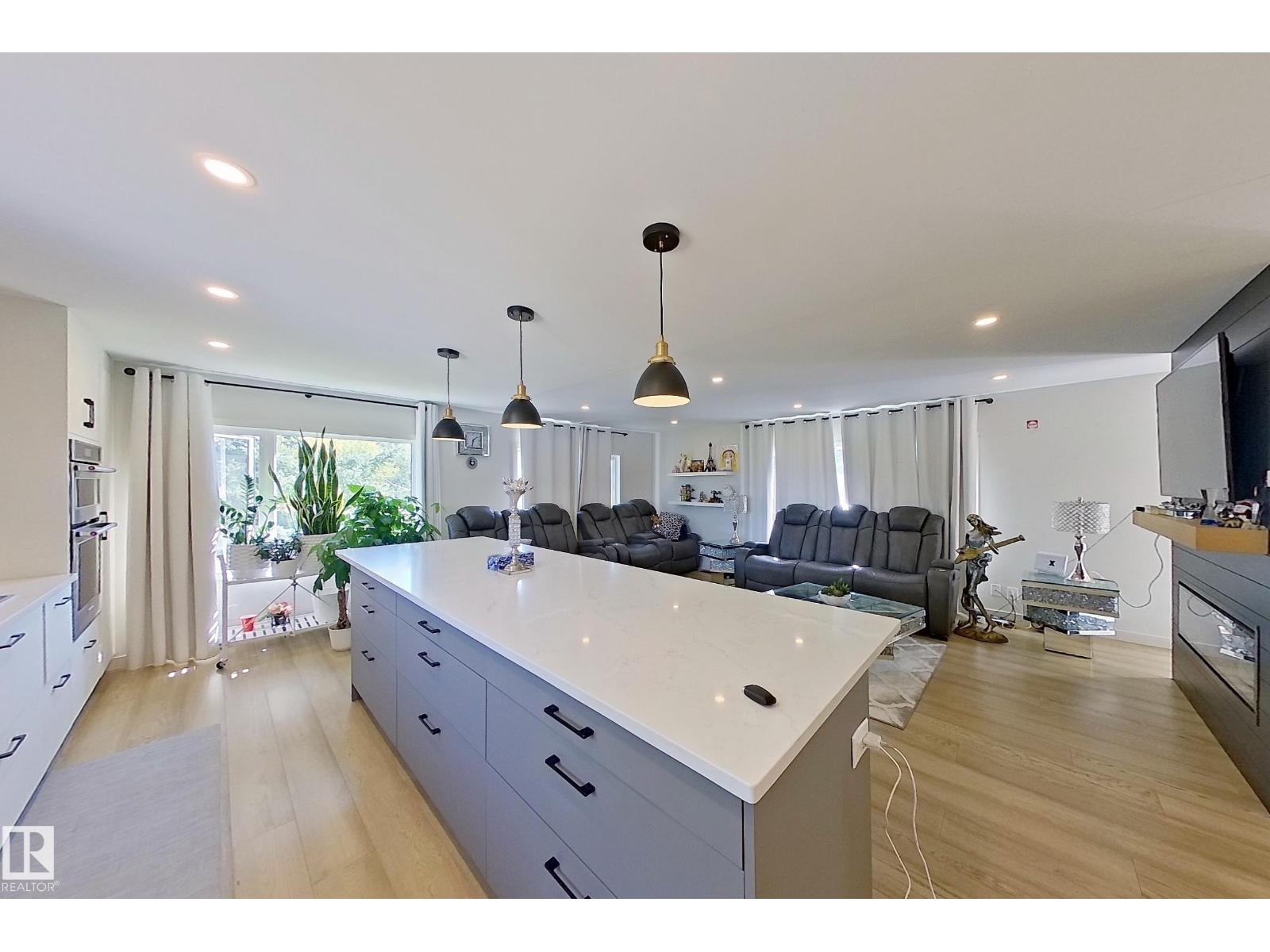 3054 28 AV SW — photo 33