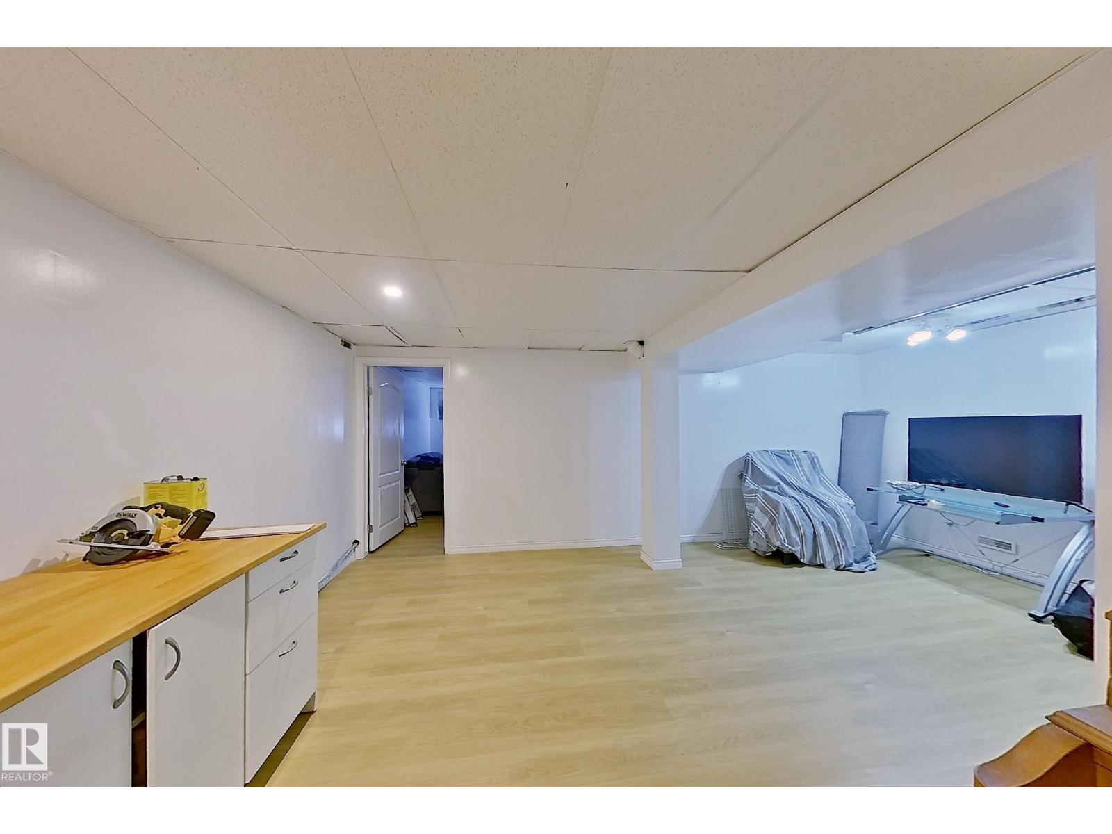 3054 28 AV SW — photo 44