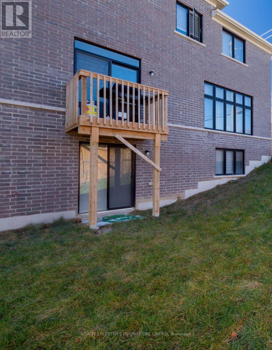 30 SAM BATTAGLIA CRESCENT - 25