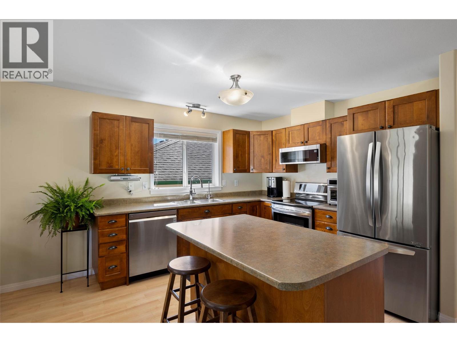 #32 1940 HILLSIDE Drive - Image 2