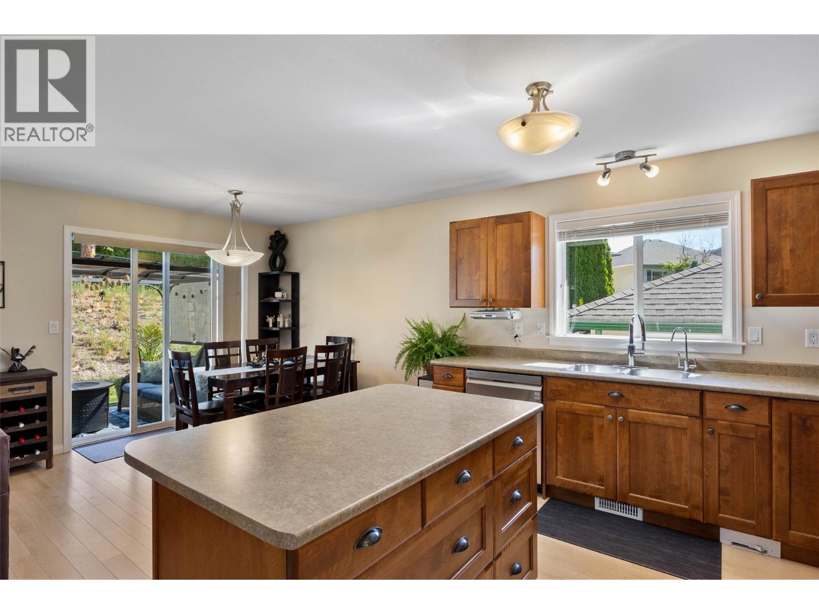 #32 1940 HILLSIDE Drive - Image 3