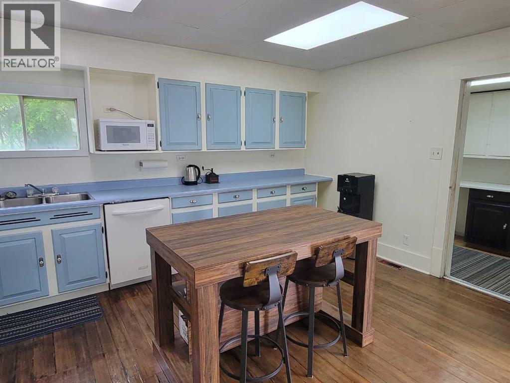 5205 52 Avenue - 8