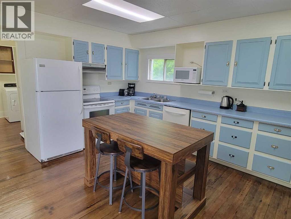 5205 52 Avenue - 9