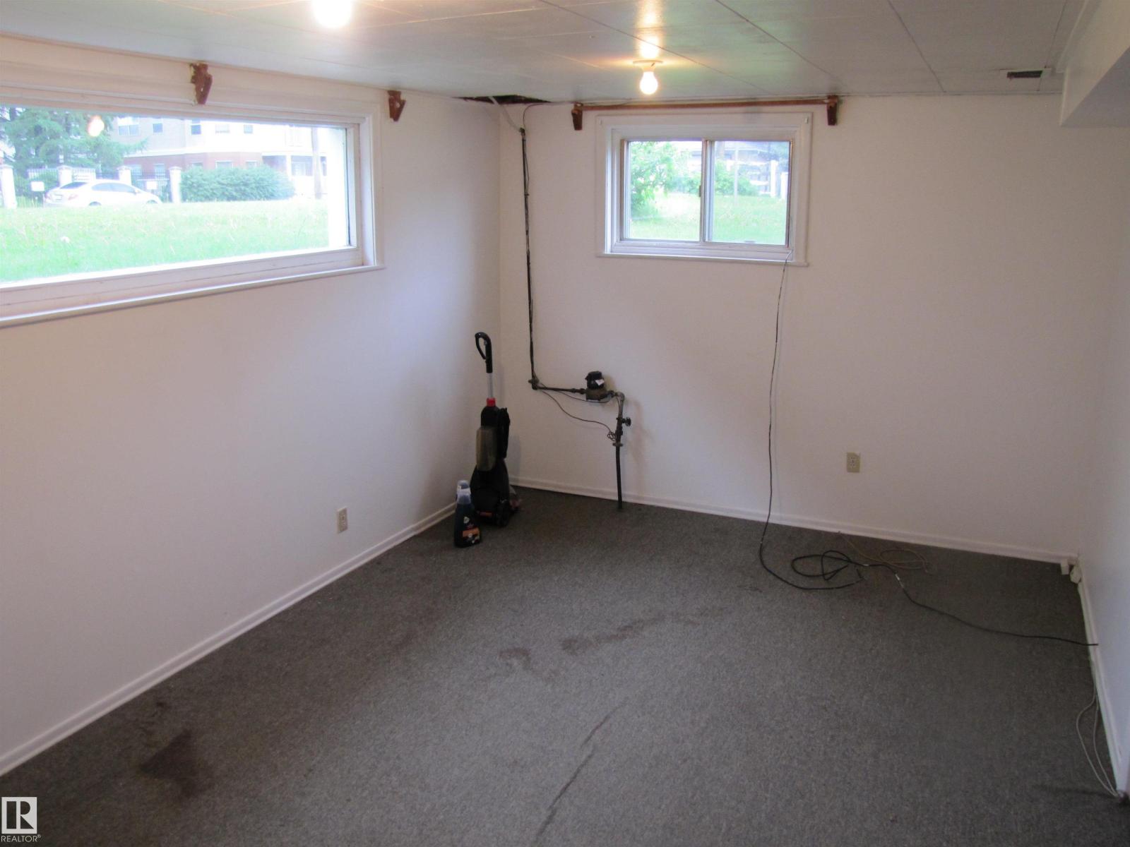 8122 83 AV NW — photo 14