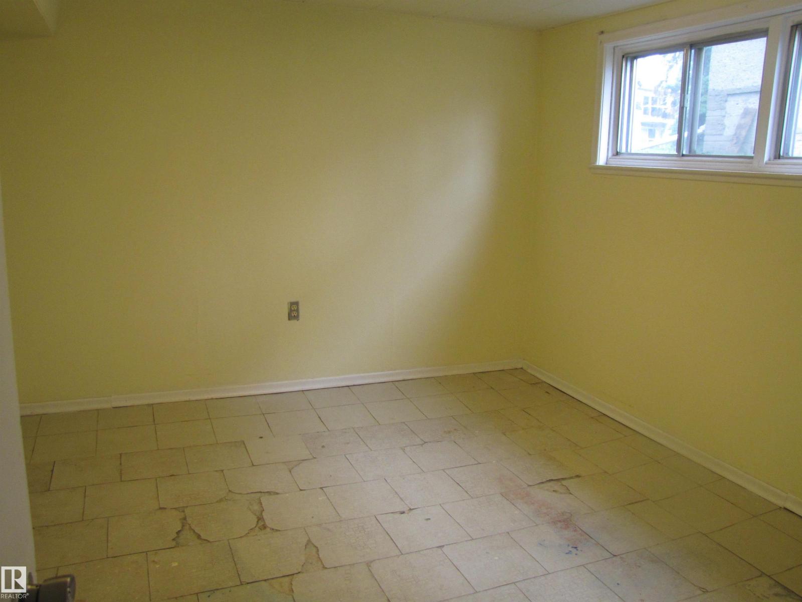 8122 83 AV NW — photo 18