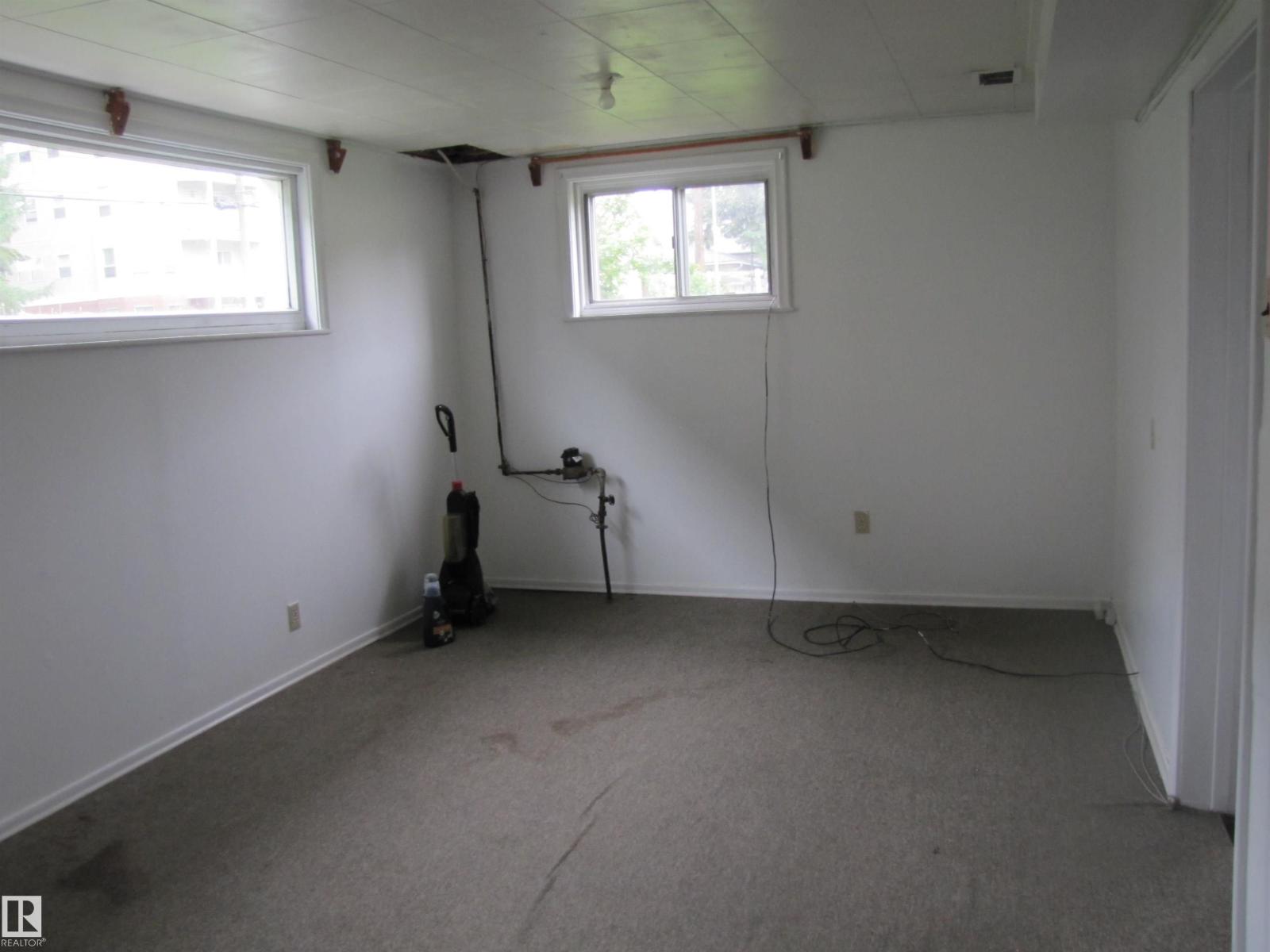 8122 83 AV NW — photo 24