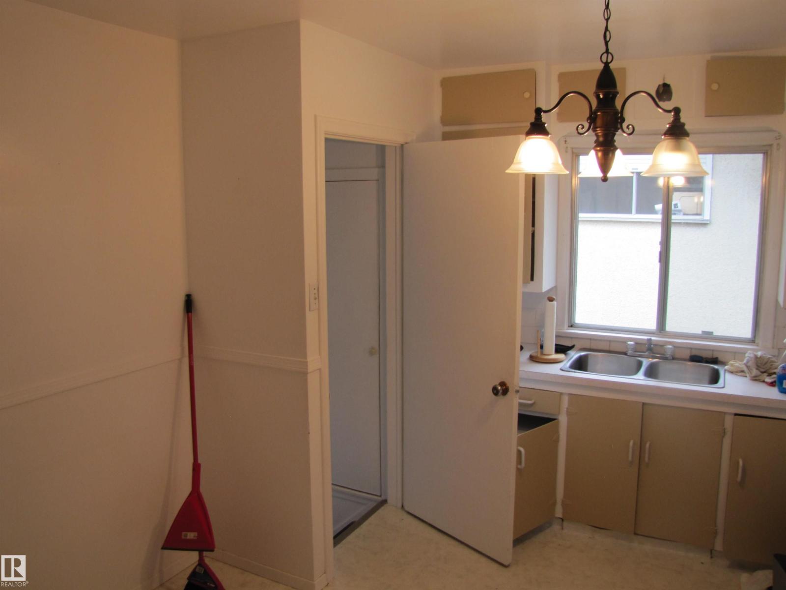 8122 83 AV NW — photo 12