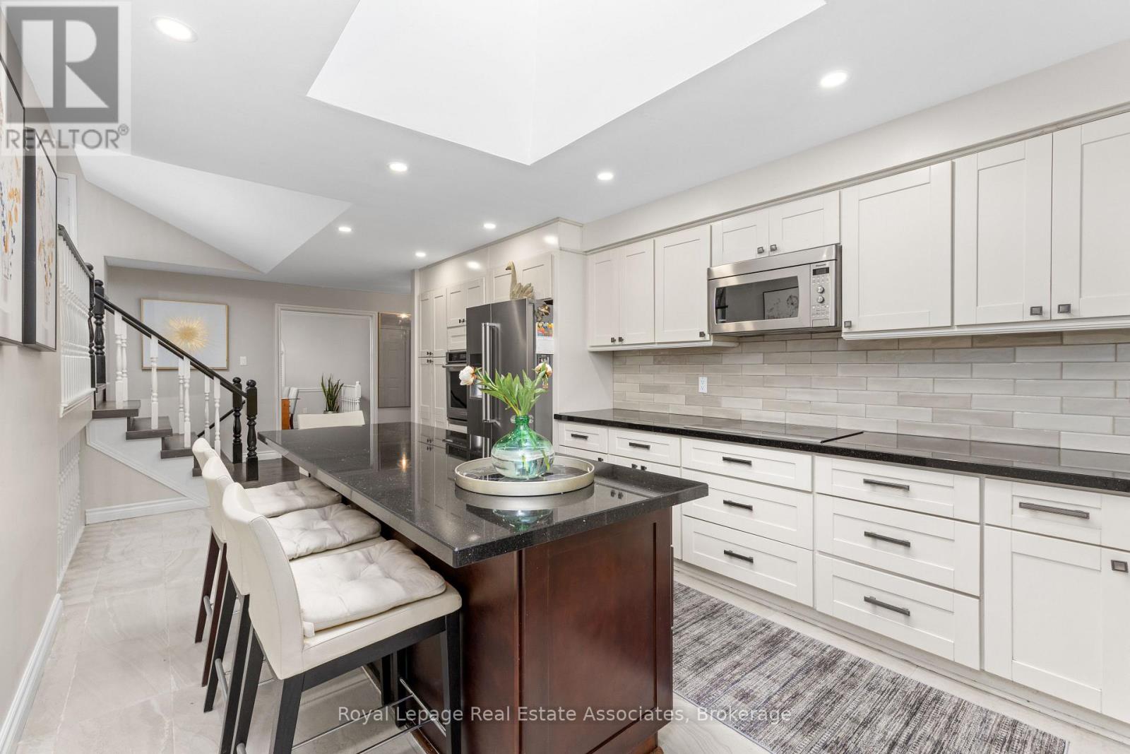 537 MATHEWMAN CRESCENT - 11