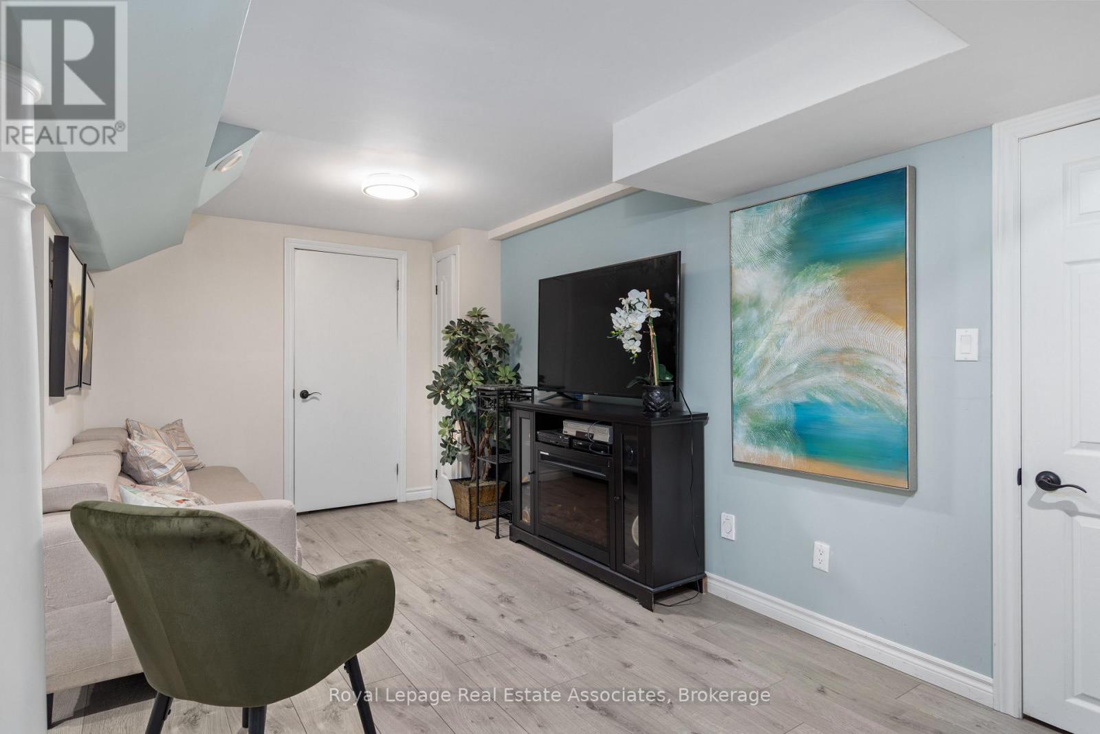 537 MATHEWMAN CRESCENT - 22