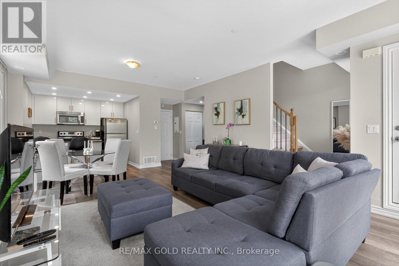 #92 30 CARNATION AVENUE - 10
