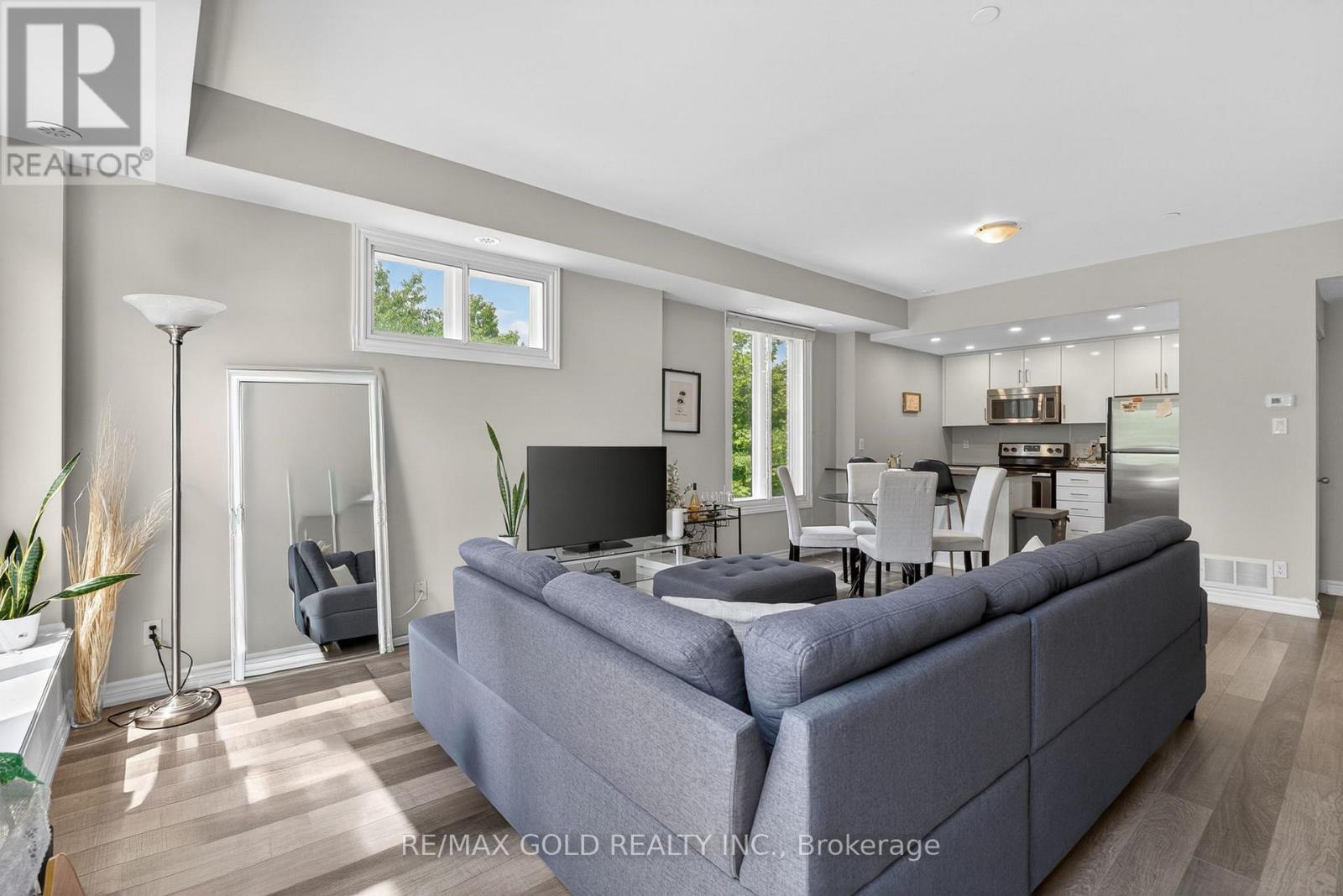 #92 30 CARNATION AVENUE - 12