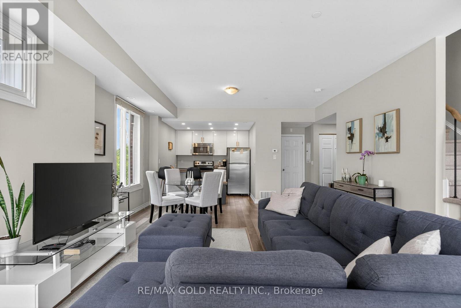 #92 30 CARNATION AVENUE - 13