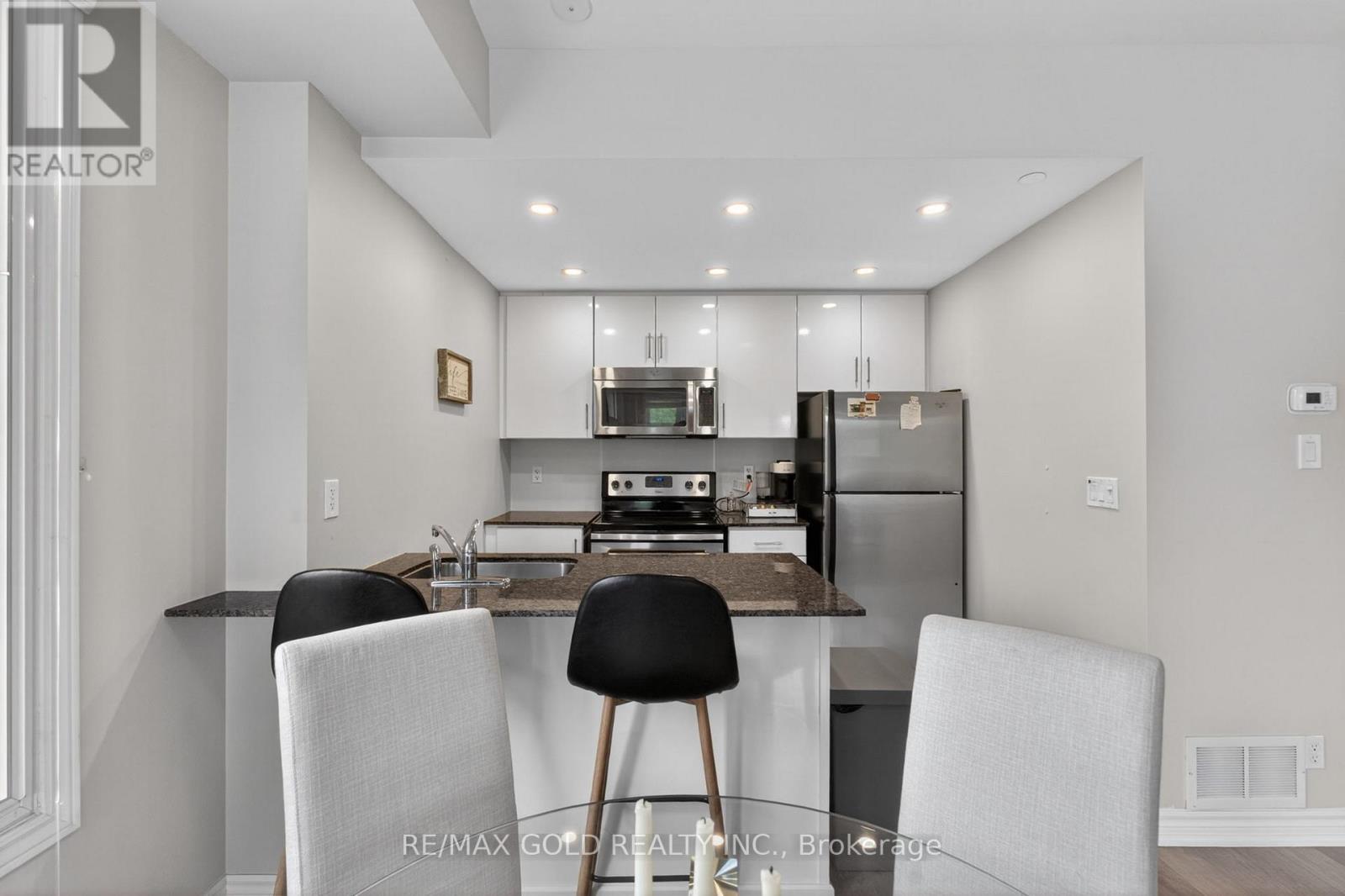 #92 30 CARNATION AVENUE - 17