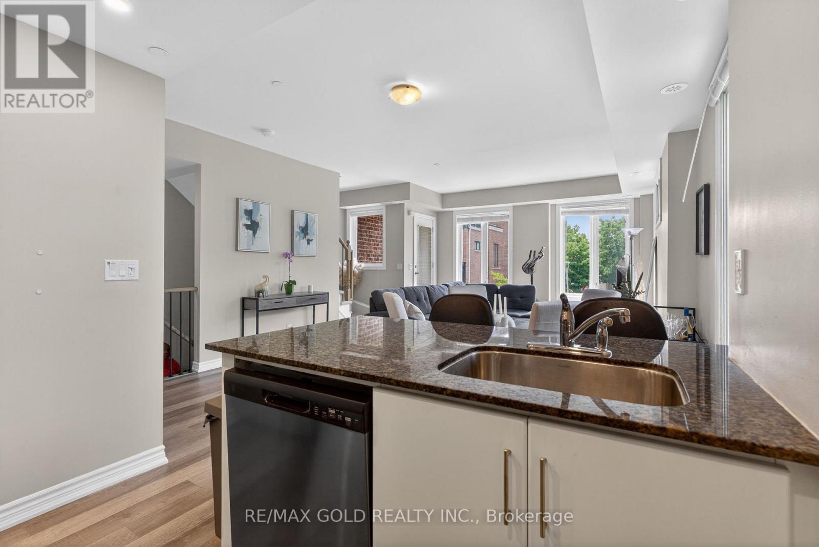 #92 30 CARNATION AVENUE - 19