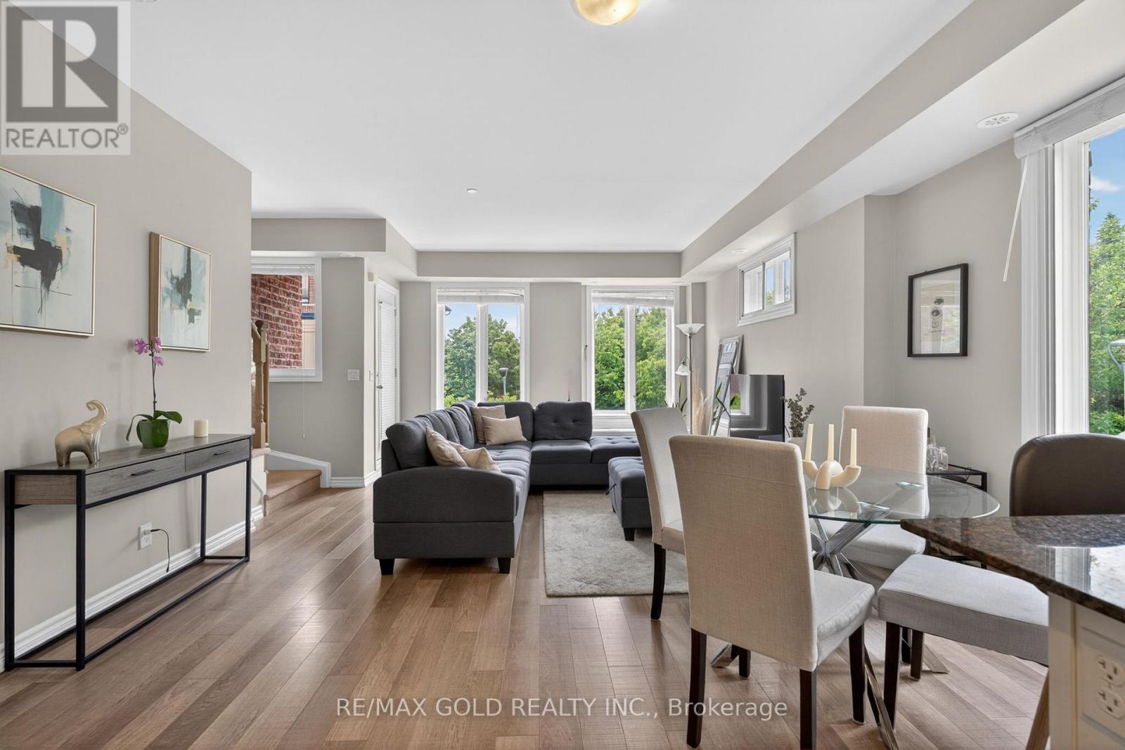 #92 30 CARNATION AVENUE - 21