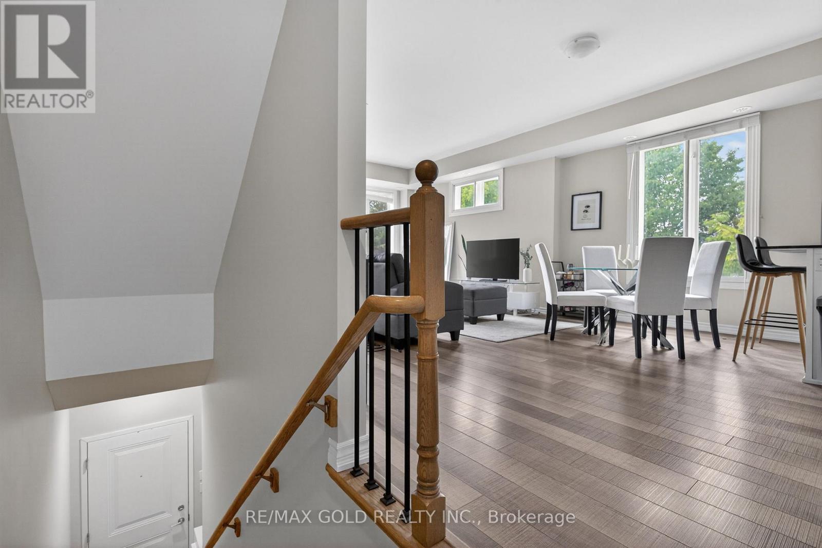 #92 30 CARNATION AVENUE - 8