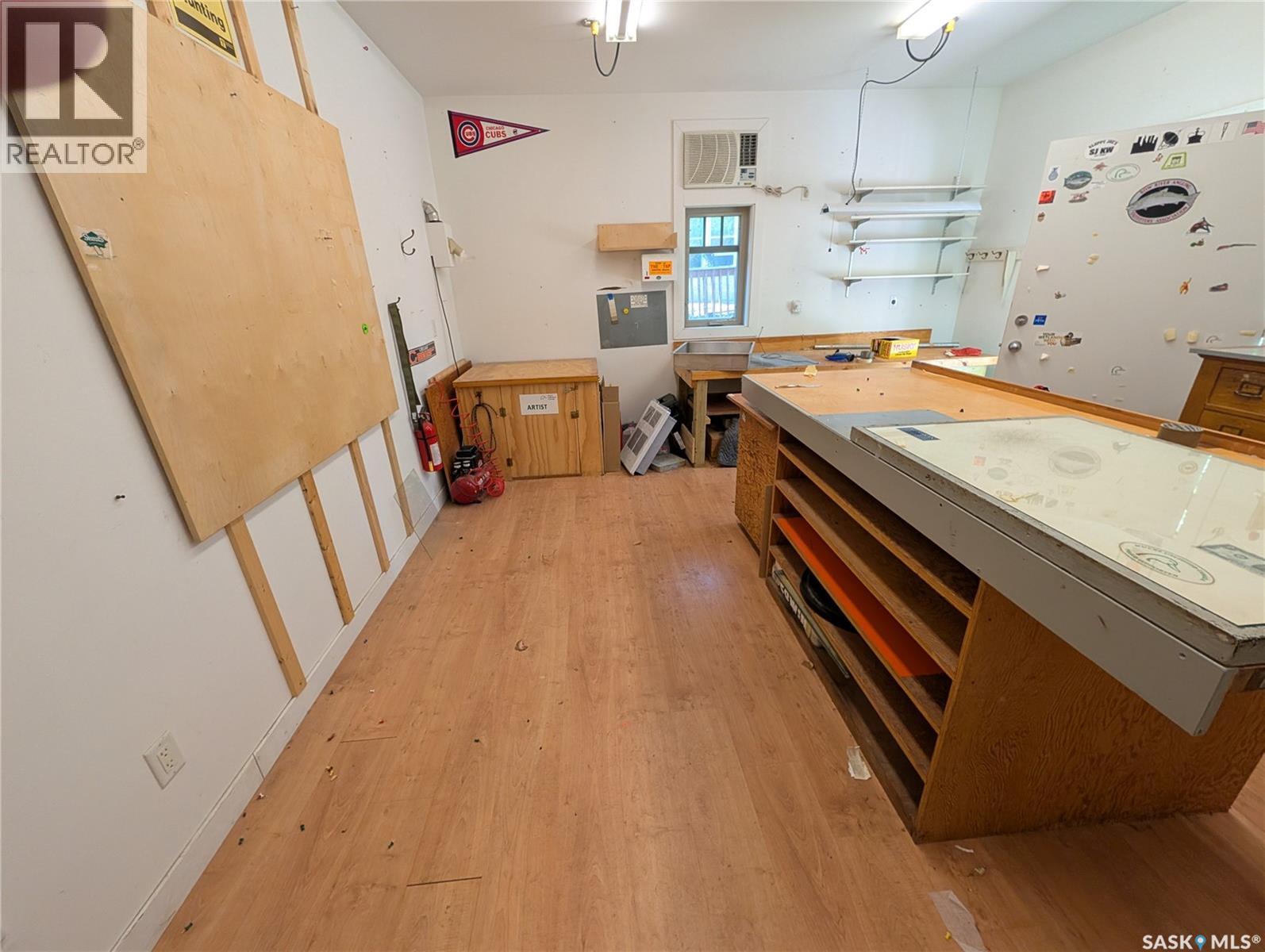 2029 Elphinstone STREET — photo 9