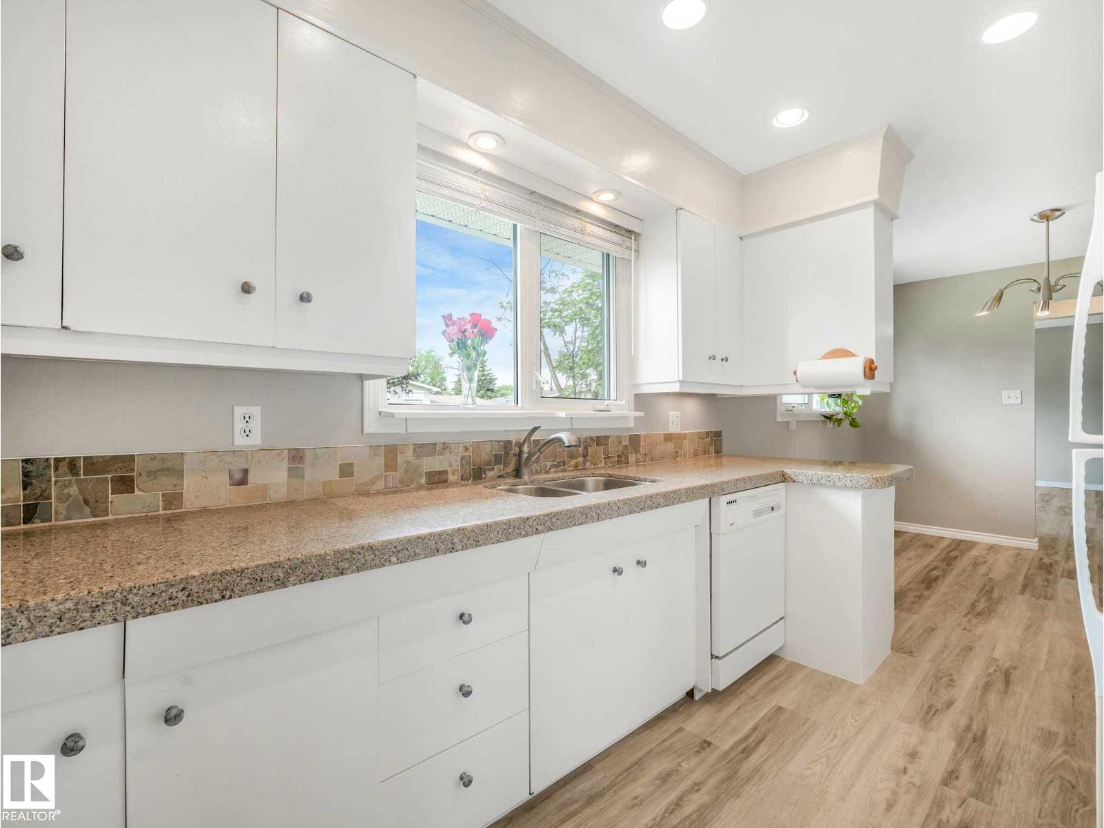 15916 88B AV NW - 21