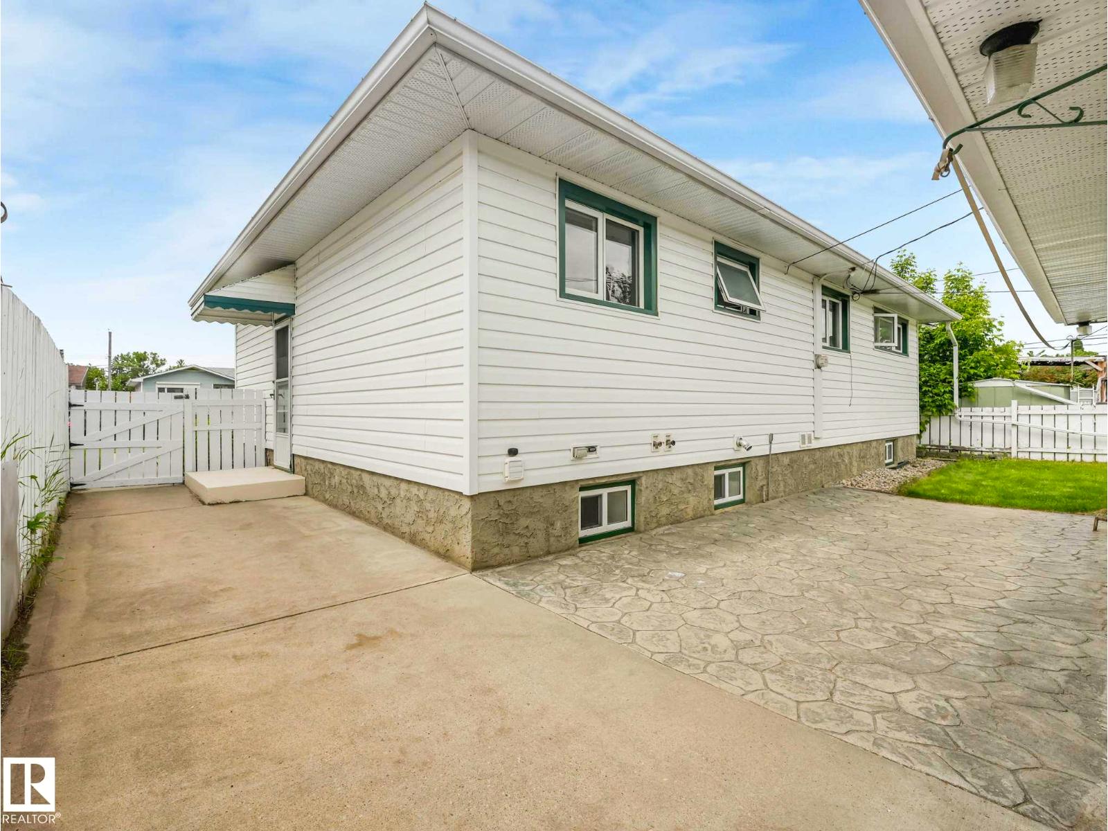 15916 88B AV NW - 11