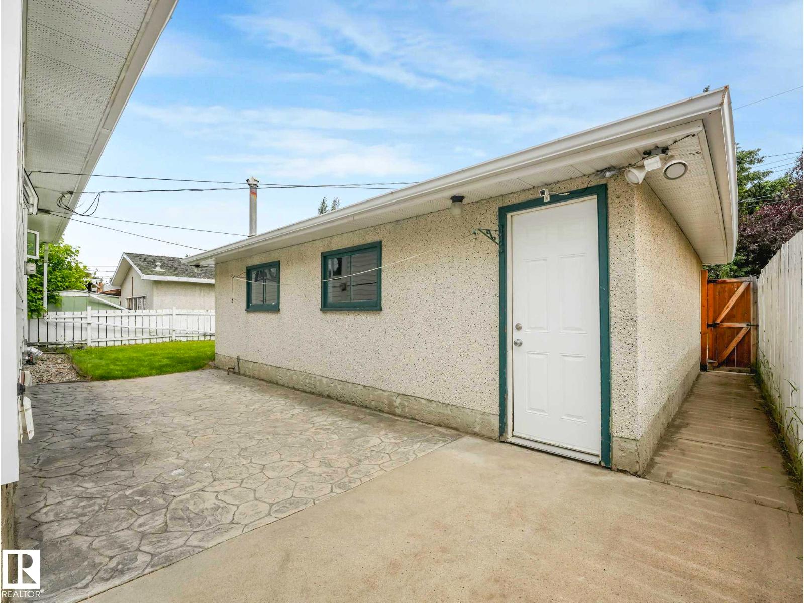 15916 88B AV NW - 12