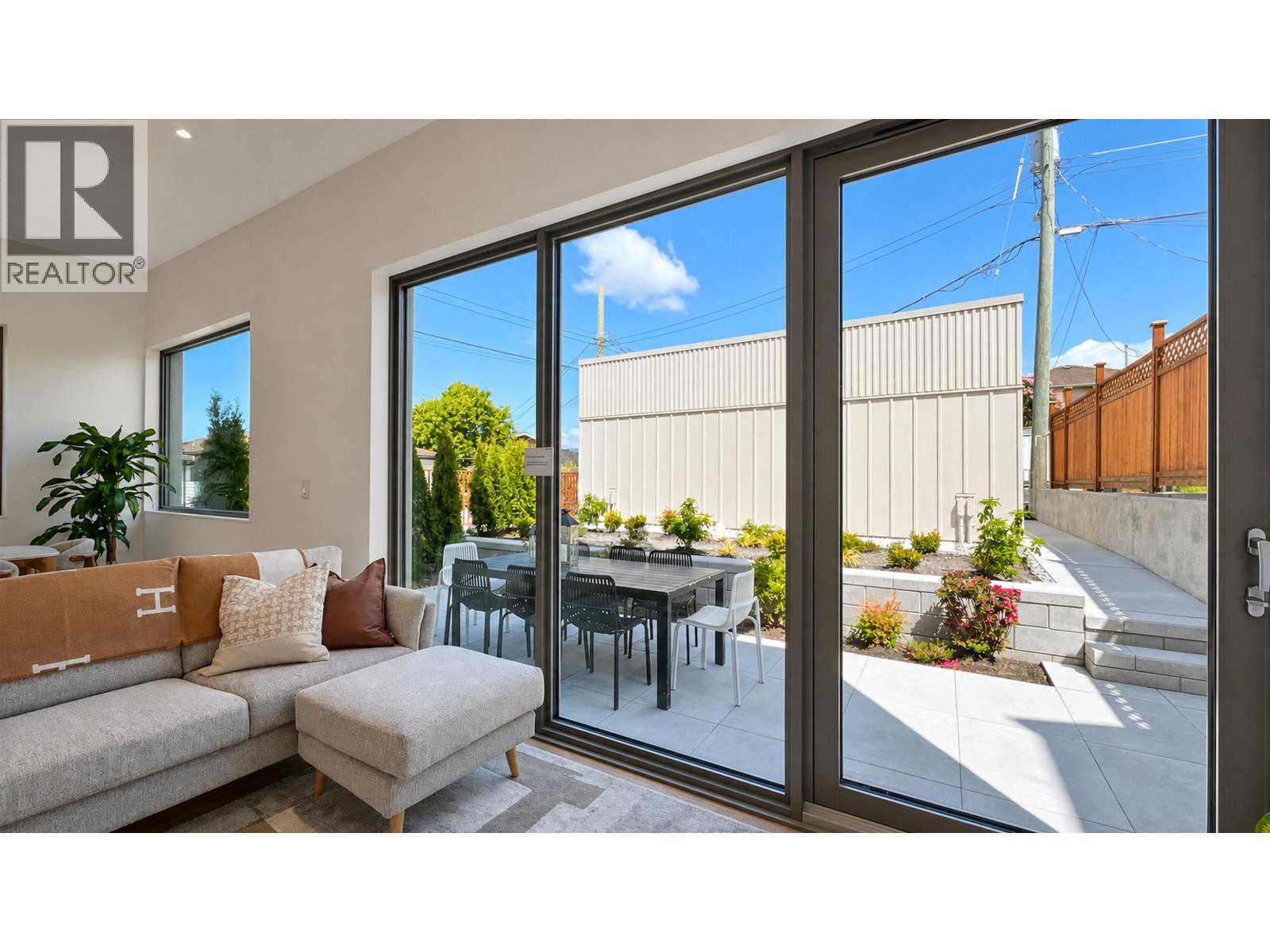 2 2915 E 5TH AVENUE, Vancouver