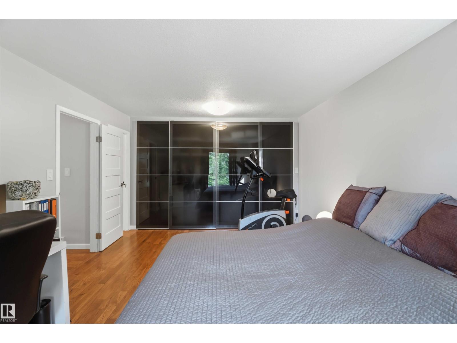 1832 104A ST NW - 32