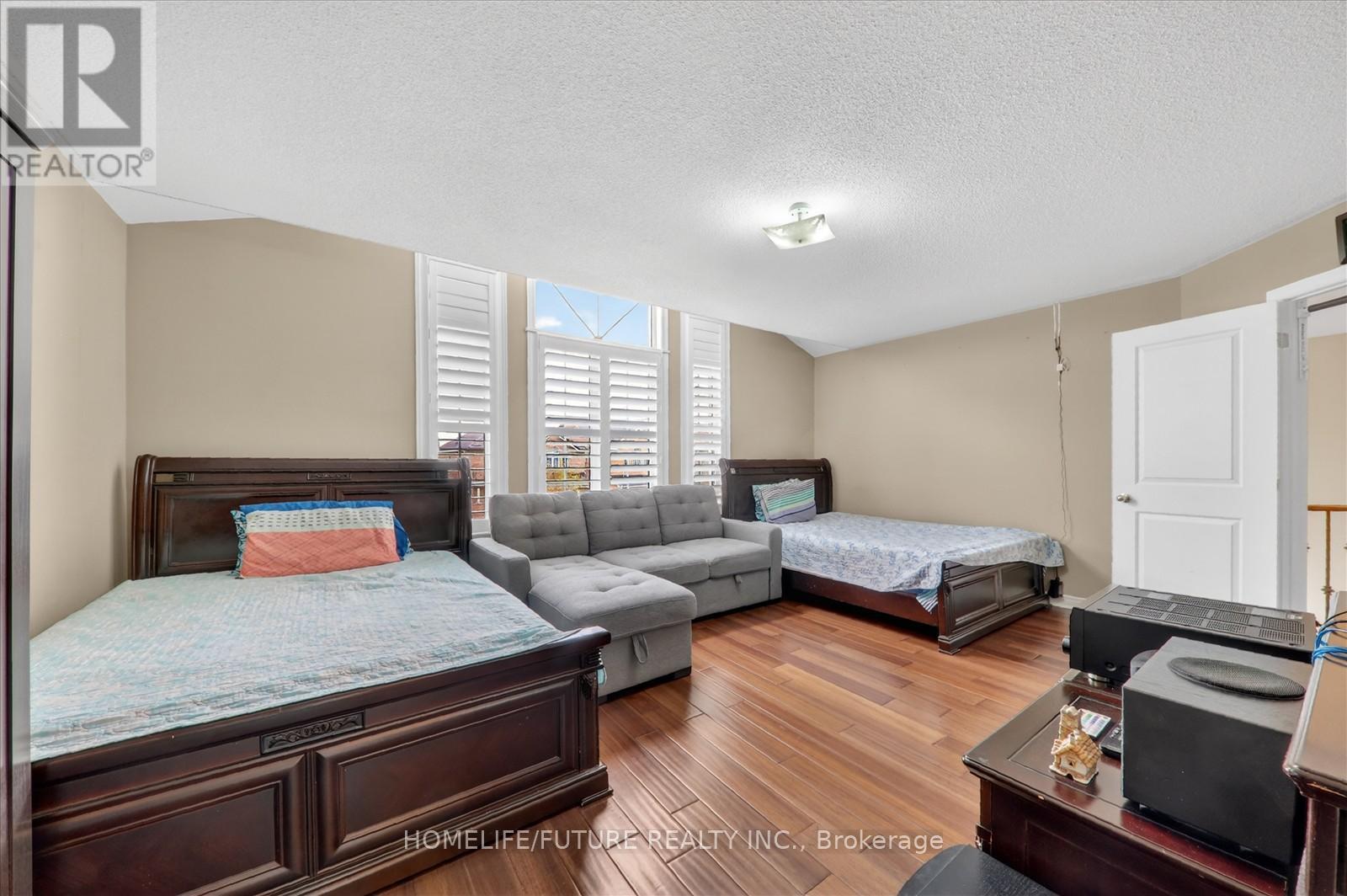 18 ANN LOUISE CRESCENT - 23