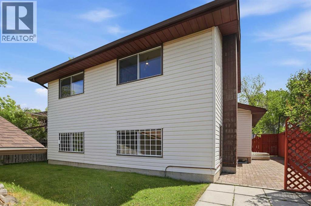 471 Berkley Crescent NW — photo 47